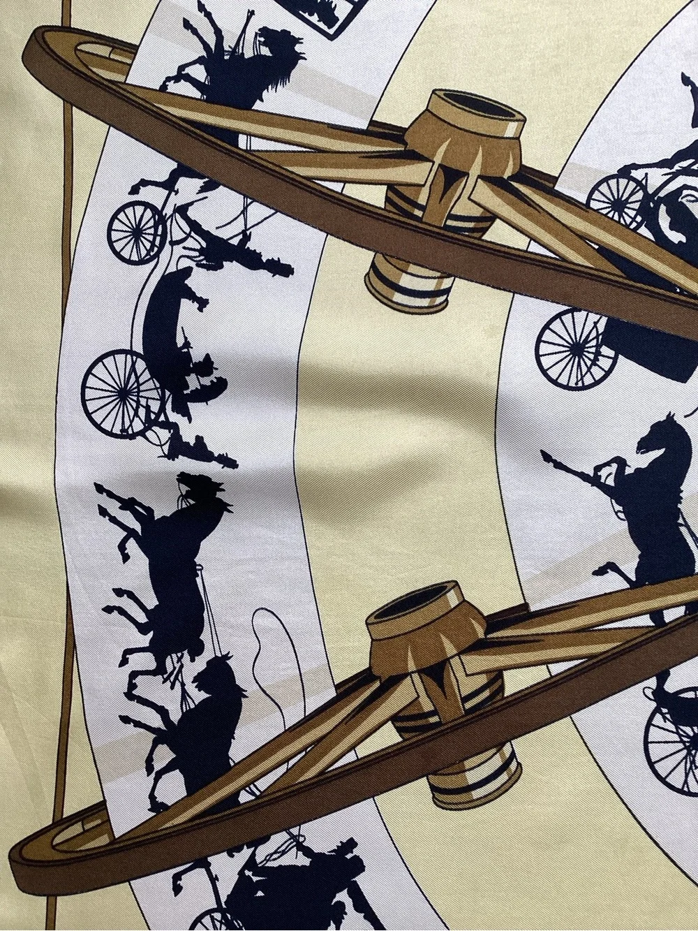 Authentic vintage Hermès silk square "Paris qui roule" from 1951 . With box . - Picture 15 of 16